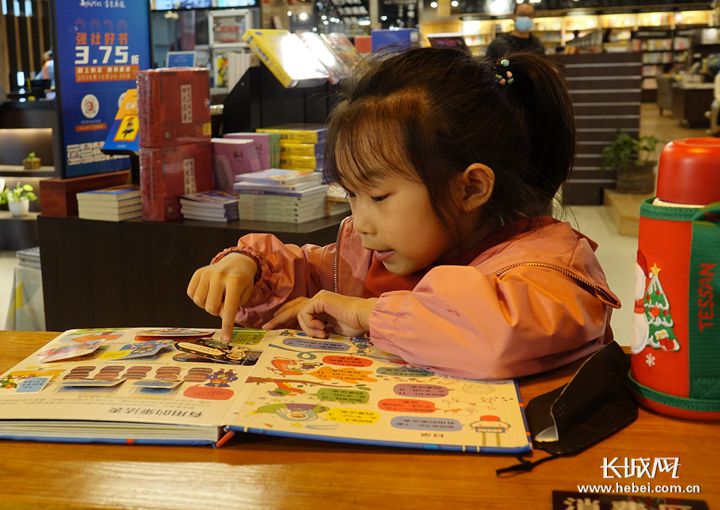 石家庄市东华书店内顾客在读书。长城网记者 张晓明 摄
