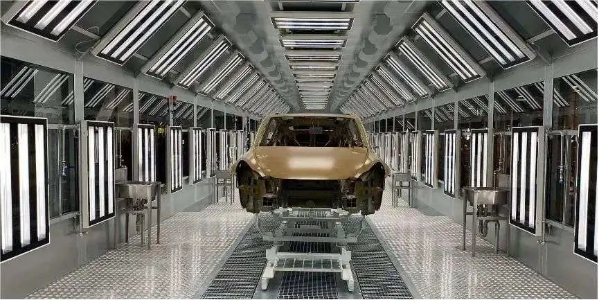 Model Y在上海超级工厂的喷漆车间 图片来源：特斯拉财报