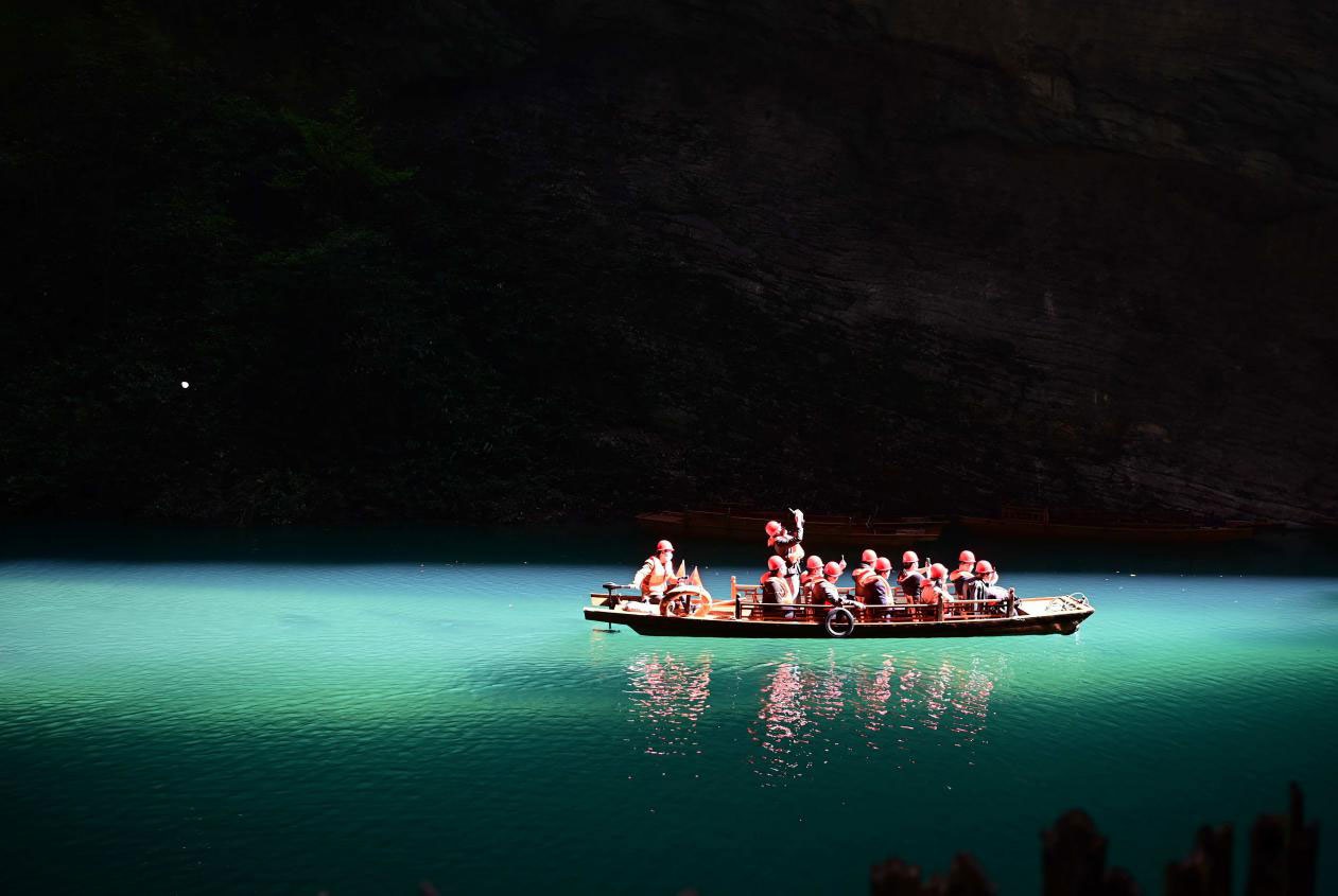 游客在湖北省鹤峰县容美镇屏山村屏山峡谷坐船游玩.