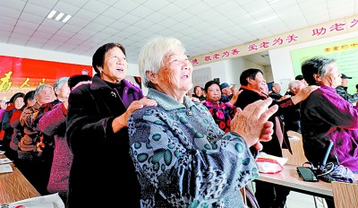     老人们在餐前做活动操。刘学维摄/光明图片