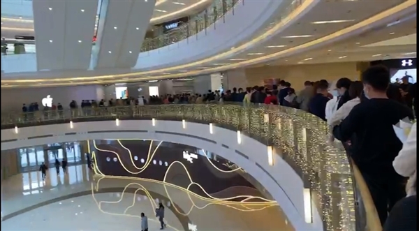 图为10月24日下午河南郑州Apple Store直营店排队景象