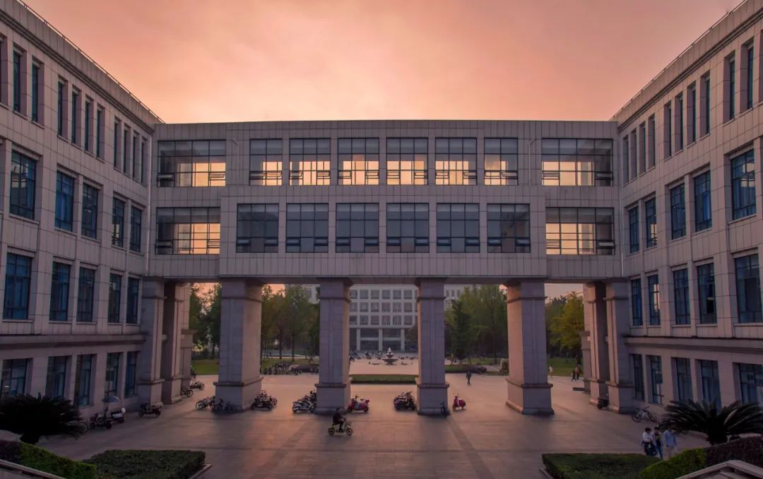 也充满朝气与活力傍晚的成电因为你,你们仿佛进入童话