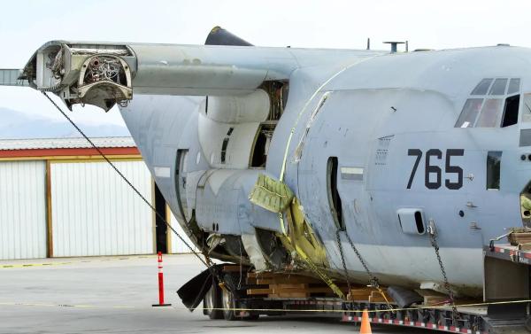 该机右侧翼根前方有一处明显的裂痕