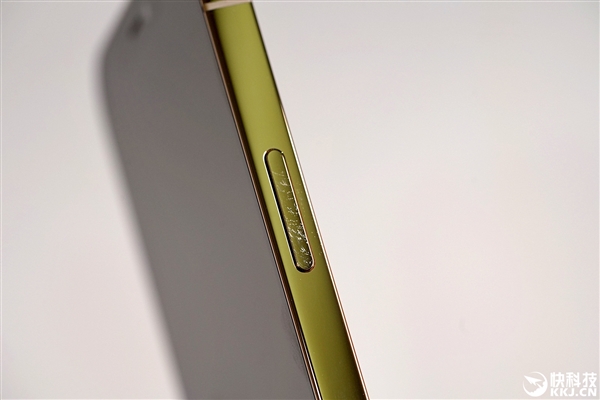 图为iPhone 12 Pro金色版边框沾染的指纹