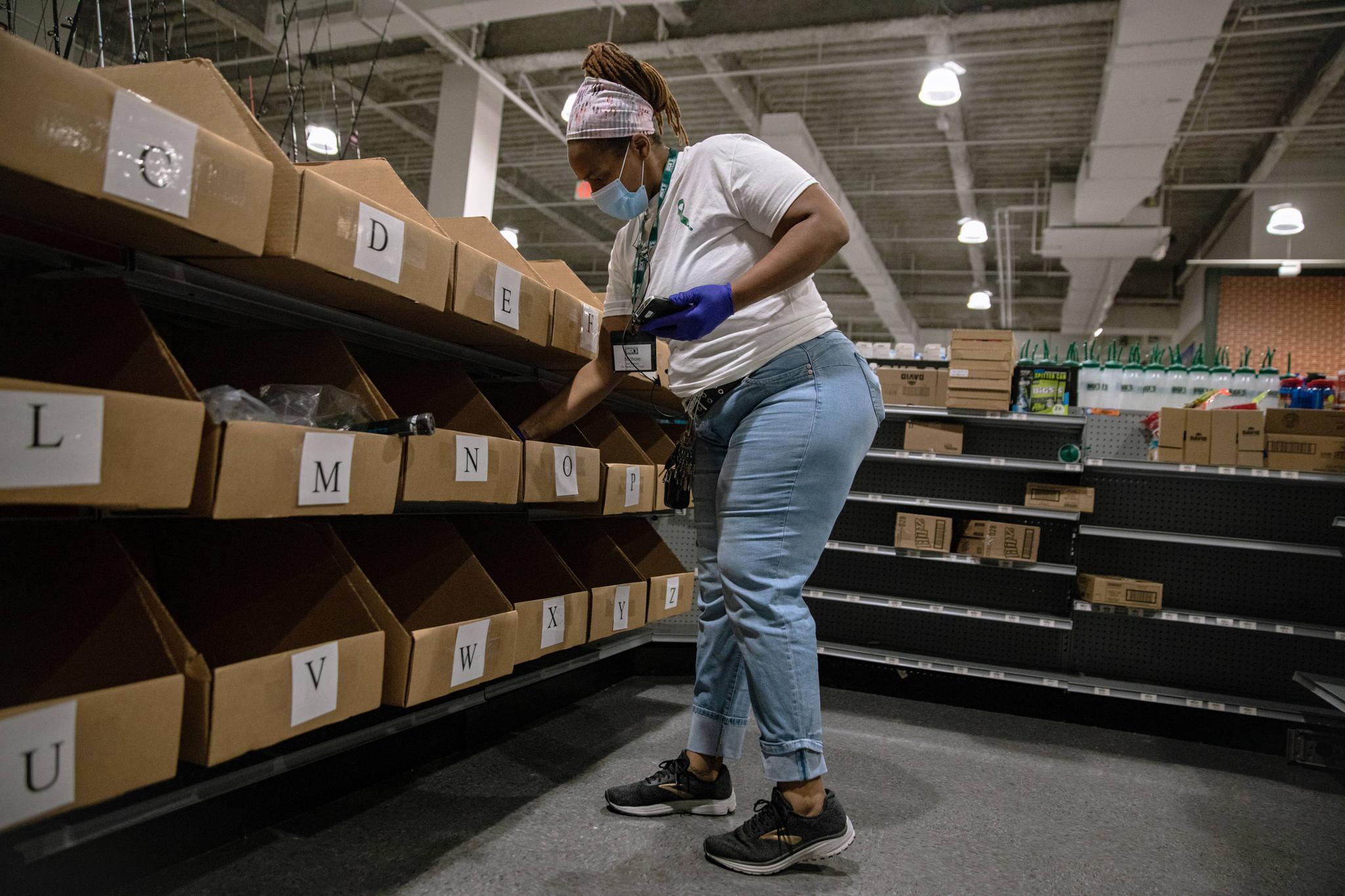 美国人仍然喜欢外出购物即便不下车路边取货