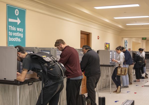 选民在美国旧金山一个投票站内投票。（新华社）
