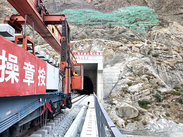 川藏铁路拉林段最长隧道开始铺轨
