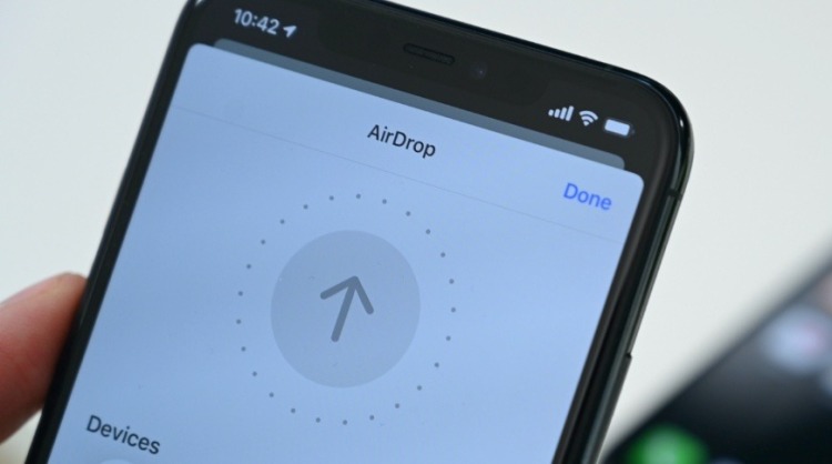 具备空间感知能力的 AirDrop，图片来自 Appleinsider
