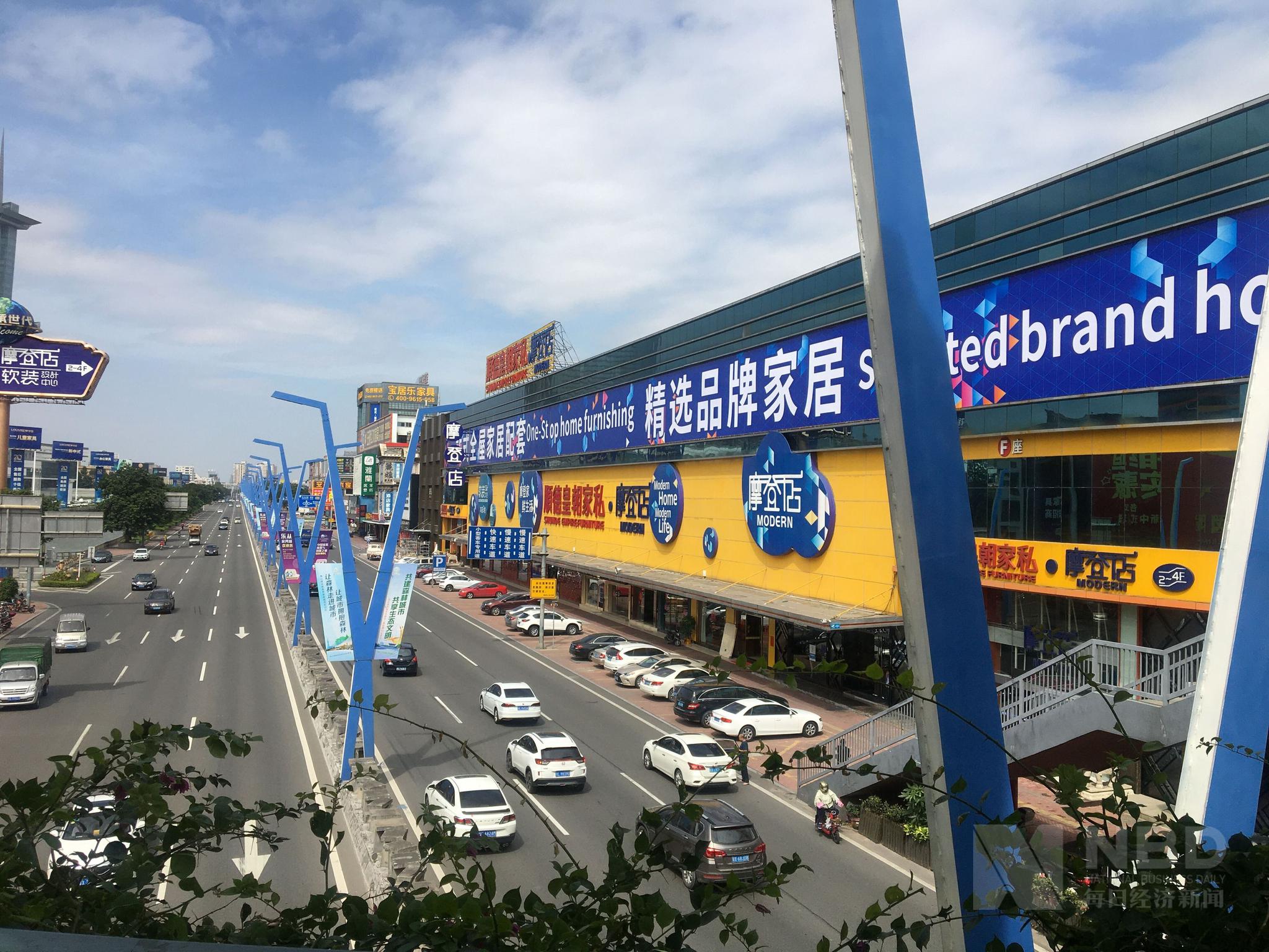 乐从主干道两边家居商场密集。图片来源：每经记者 方京玉 摄