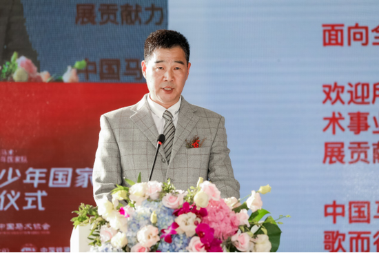 中国马术协会商务部部长陈九庆宣读中国马术青少年国家队合作伙伴招募计划