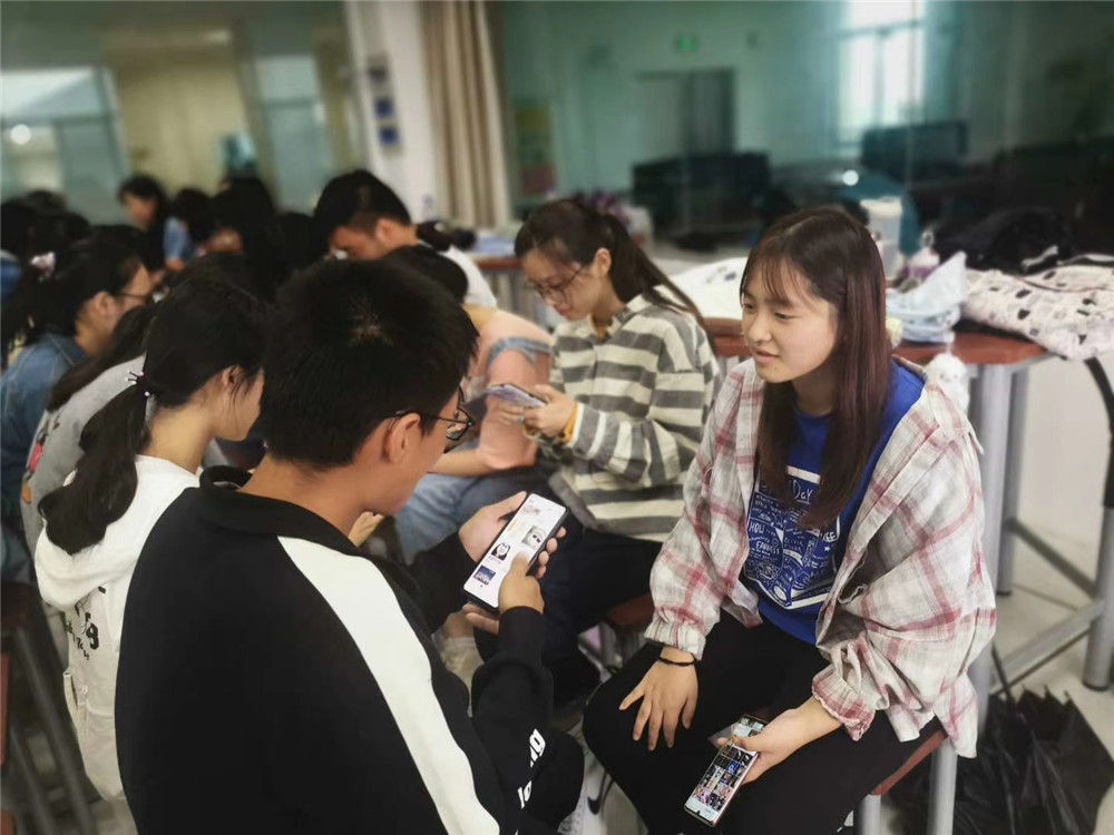 �ڿ����ϣ�ѧ�������ֻ��������ϣ�׼��Ӣ��Ի����ܷ��߹�ͼ