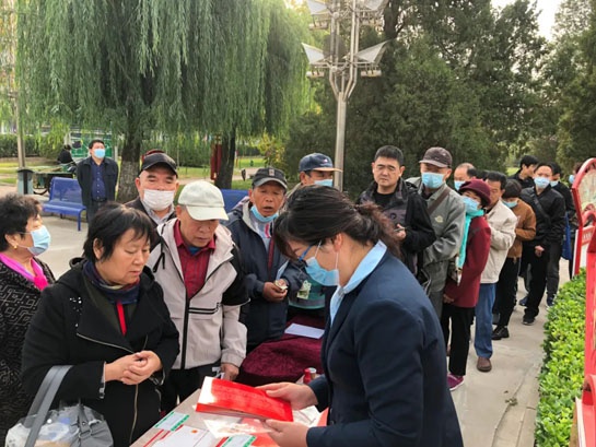 天津市民排队购买纪念邮票。冯彤 摄