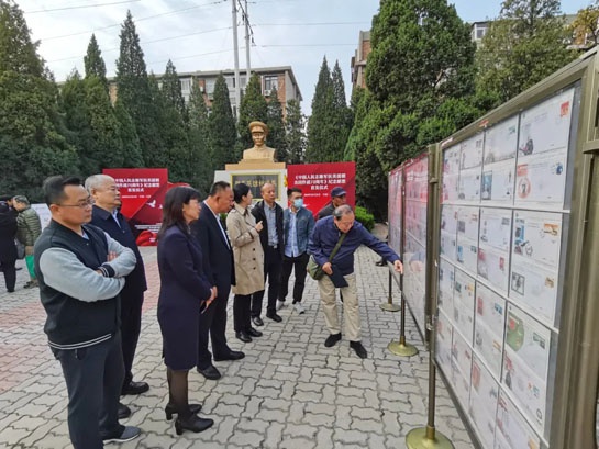 在天津市抗美援朝70周年纪念邮票首发现场，同步举办抗美援朝主题集邮展览。冯彤 摄