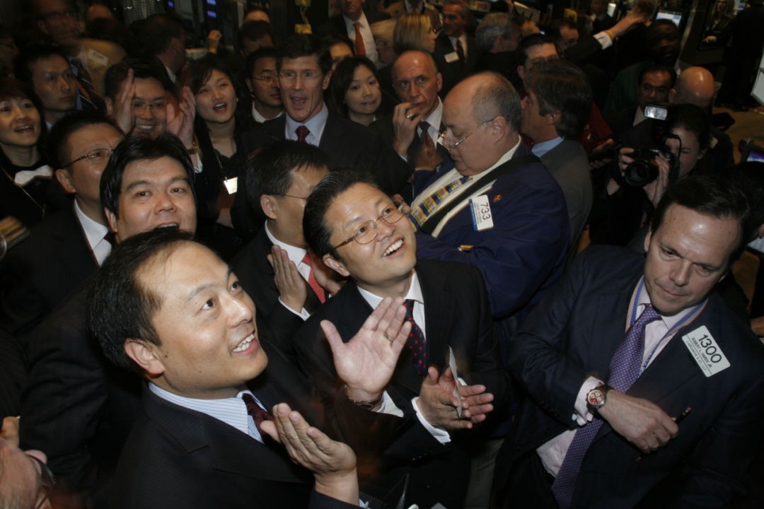▲ 先声药业董事长任晋生、弘毅投资董事长赵令欢在2007年4月20日先声上市仪式上。