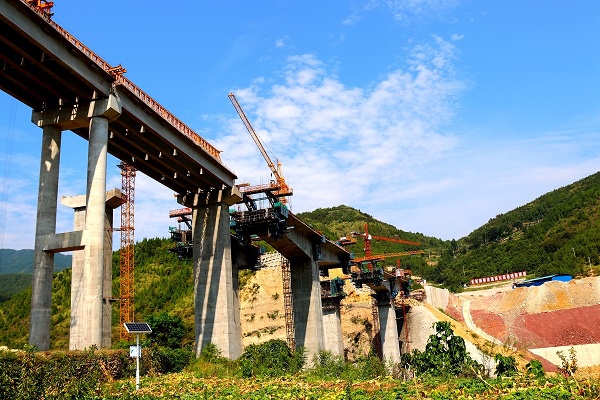 图为巫溪至巫山高速公路巫山至大昌段寨子崖大桥施工场景。