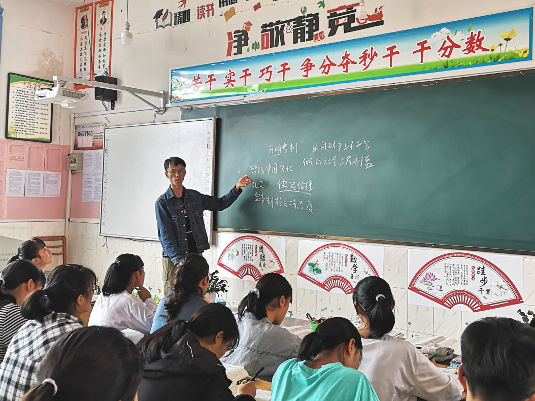 黄晓波为鲁史中学学生授课