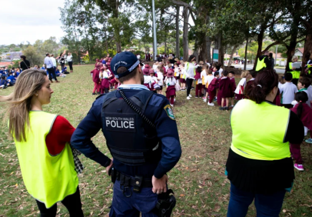 在收到威胁邮件后学生被疏散到附近的公园（图片来源：悉尼先驱晨报）