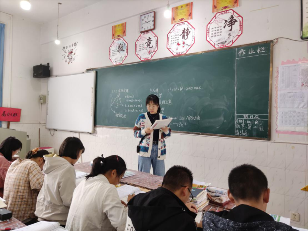 冯思嘉为鲁史中学学生授课