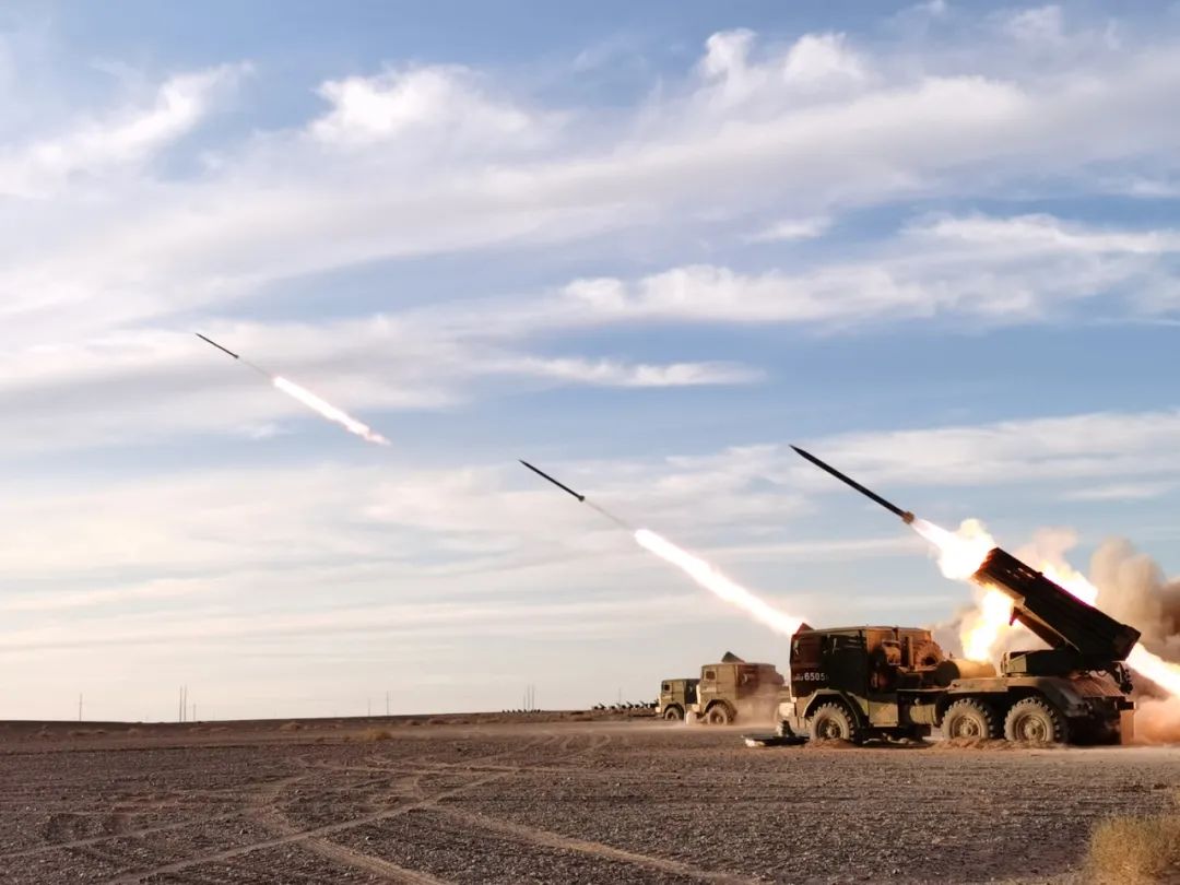 大漠弯弓火箭炮连贯实射弹雨来袭
