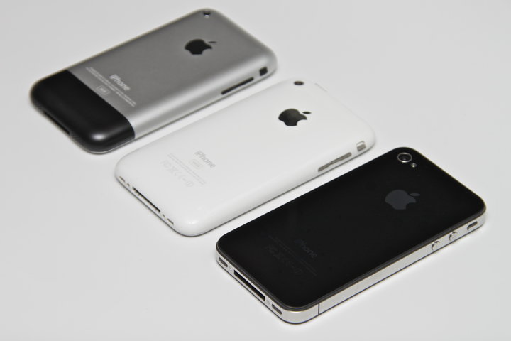 ▲ iPhone、iPhone 3GS 和 iPhone 4。图片来自：Haiku Deck