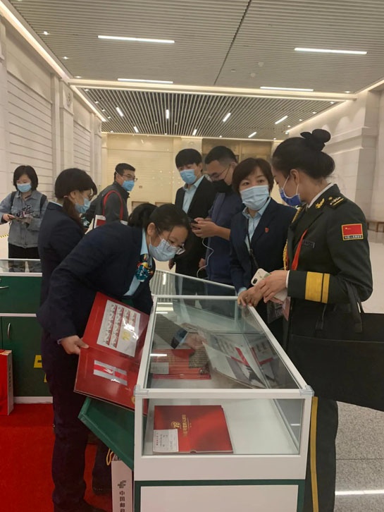 中国人民革命军事博物馆主题邮局内，观众购买纪念邮票。王宏坤 摄