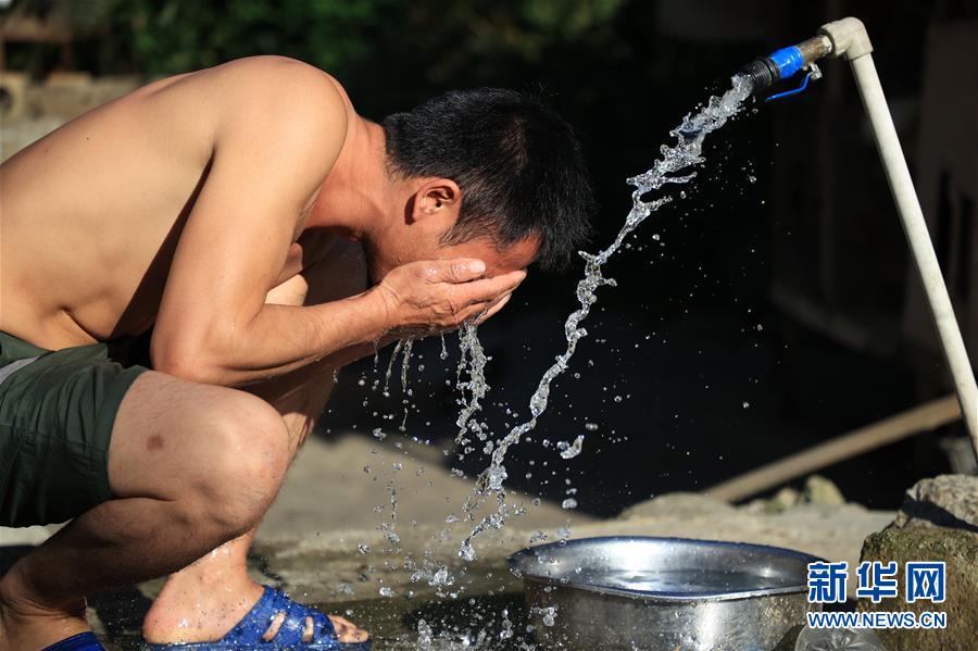 　　贵州省紫云县大营镇大营村一位居民在家中用自来水洗脸（8月25日摄）。 新华社记者 刘续 摄