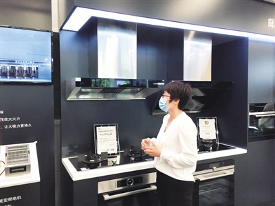 在博西家电中国新研发中心，工作人员介绍公司的家电产品。本报记者 邱海峰摄