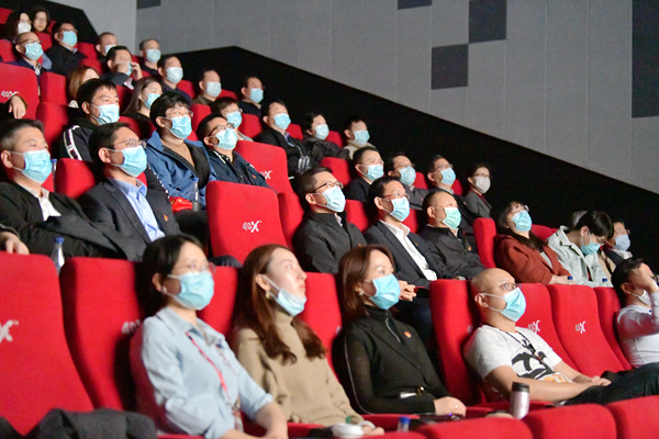 人民网与中国铁建党员一同观看电影《金刚川》。人民网 张若涵 摄