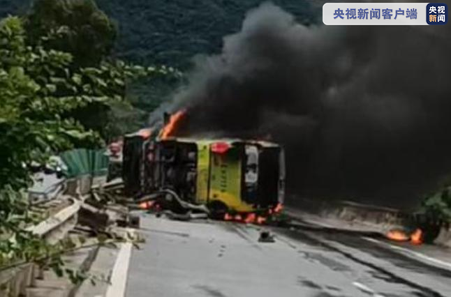 央视|海南一大巴车侧翻起火 6人受伤