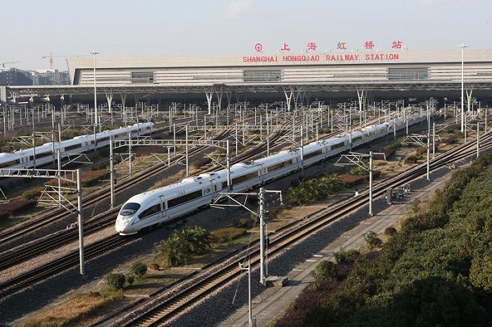 高铁列车公交化开行，极大方便了上海地区旅客出行。   许文峰 摄