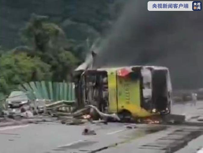 央视|海南一大巴车侧翻起火 6人受伤