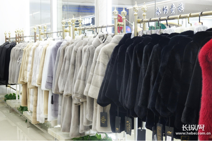 中国·大营国际皮草交易中心内,商铺新款裘皮上衣整齐排列.