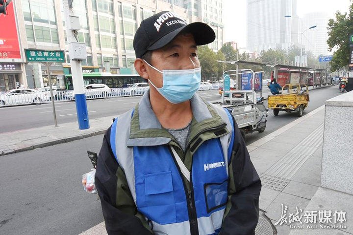 今年43岁的李代建师傅说，绿色出行让自己获得了更多的就业机会。王玉娇 摄