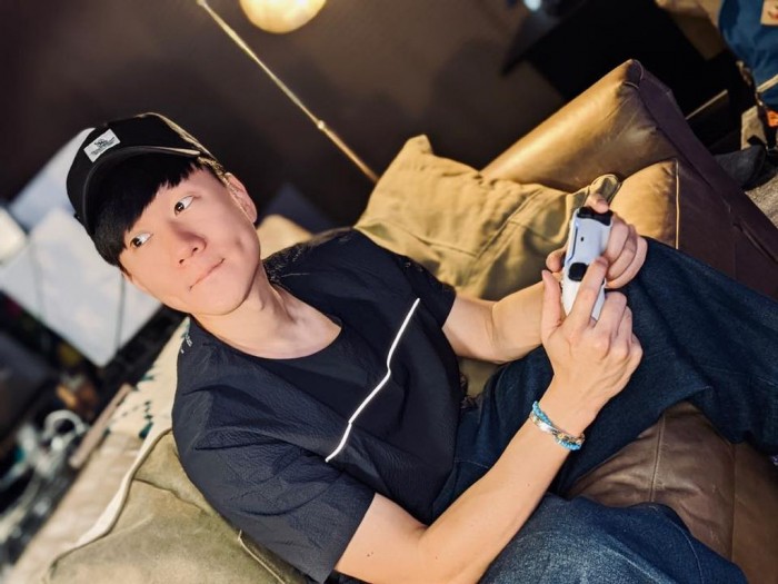 亚洲第一人jj林俊杰晒试玩索尼playstation5照片