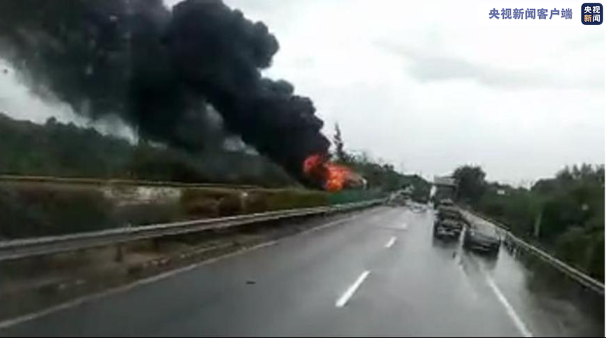 央视|海南一大巴车侧翻起火 6人受伤