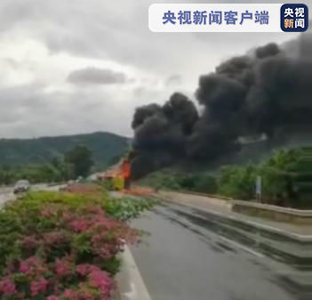 央视|海南一大巴车侧翻起火 6人受伤