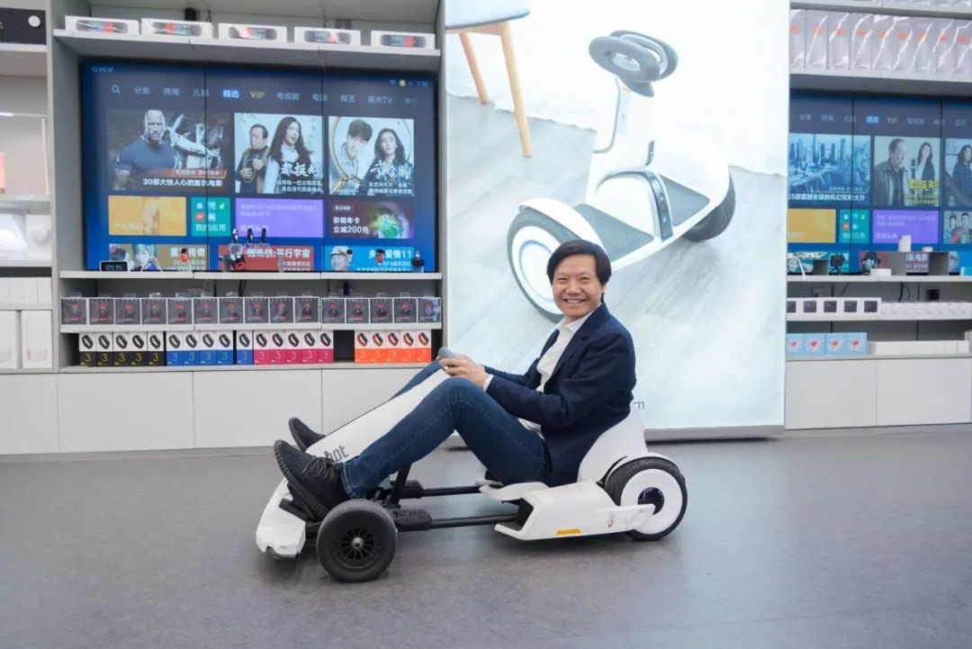 雷军在小米之家体验九号卡丁车 | 图源:雷军