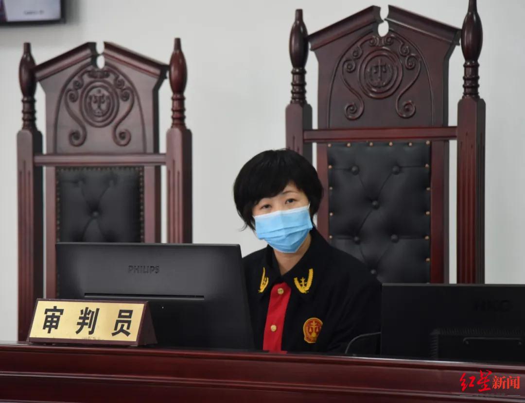庭审现场案件承办法官青神县法院院长廖敏解释,该案开始定为婚约财产