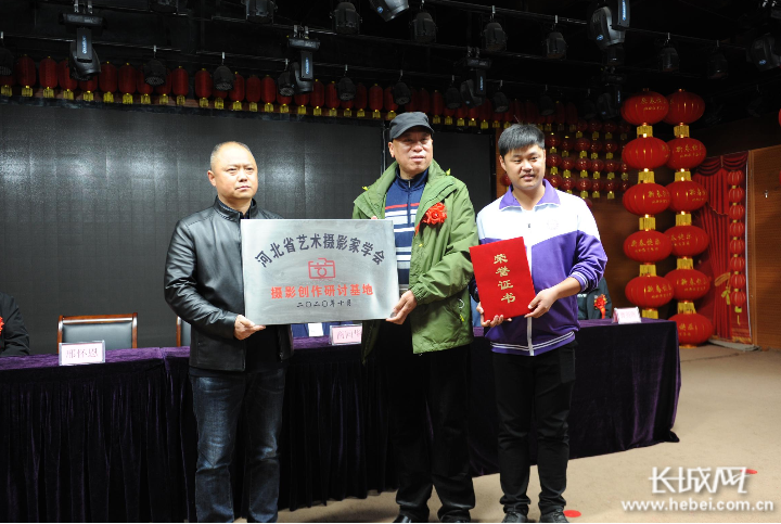 河北省艺术摄影家学会主席王恒茂主席为宁晋县北新艺术小学授牌。 商文超 供图