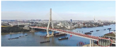行人可搭乘垂直电梯（上图红圈处）到达昆阳路大桥下层桥面（上图箭头所指处），从而步行通过黄浦江。 /受访方供图