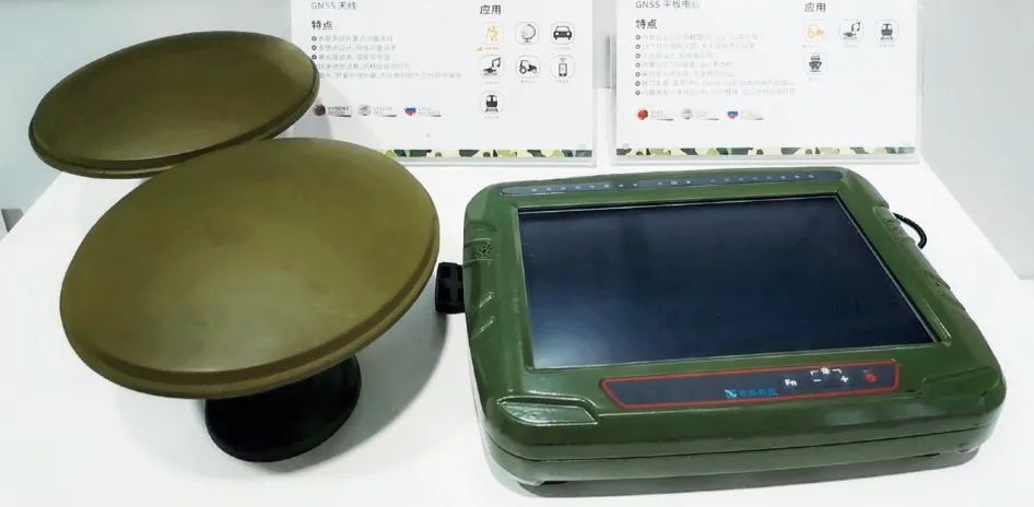 安装在阅兵坦克方阵上的北斗系统高精度引航系统 图片来源：司南导航