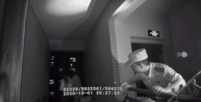 李钰宏趁机拽回女孩 图片来源：人民日报视频截图