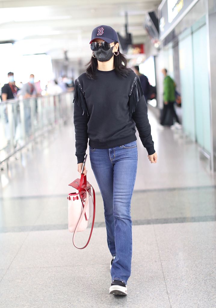 刘涛穿黑色卫衣配牛仔裤造型清爽 手拎红白挎包大长腿吸睛