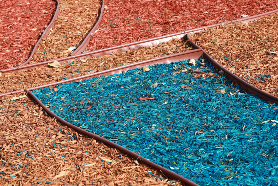 长春公园铺设生态木屑打造色彩斑斓地面景观