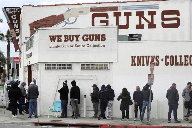 美国加州一家枪支商店外排队等候购买的人 图源：路透社