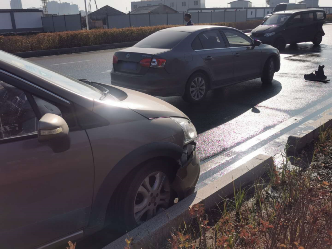 长春畅溪街路面结冰发生交通事故,40辆车不同程度受损