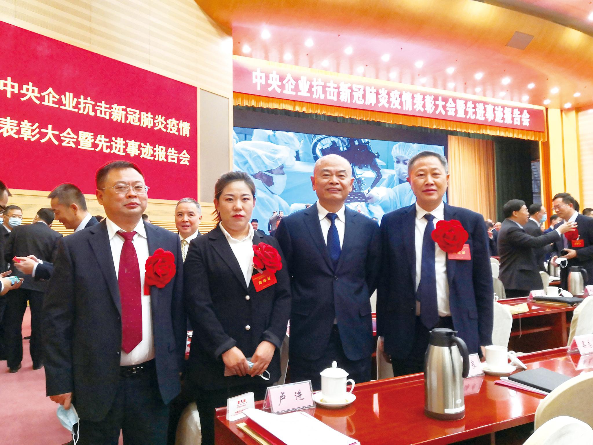  图为陈云（左三）与中国中铁获奖单位代表及部分先进个人合影留念