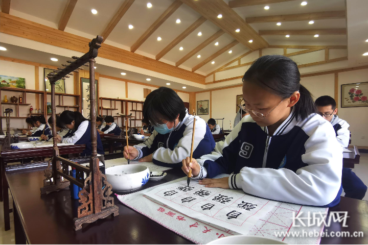 书法课堂上，老师正在指导学生学习毛笔字。长城网记者 胡竞文 摄