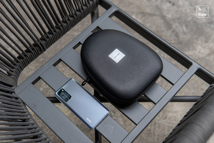 ▲与华为 P40 比身材