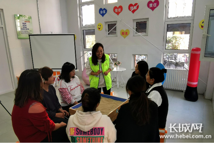 学校邀请专业人员对教师开展心理健康教师沙盘培训。长城网记者张梅胜 摄